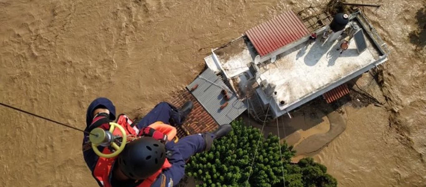 Εύβοια: Η δραματική στιγμή της διάσωσης εγκλωβισμένων με ελικόπτερο της Πυροσβεστικής (βίντεο)